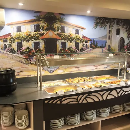 Отель Selena Family